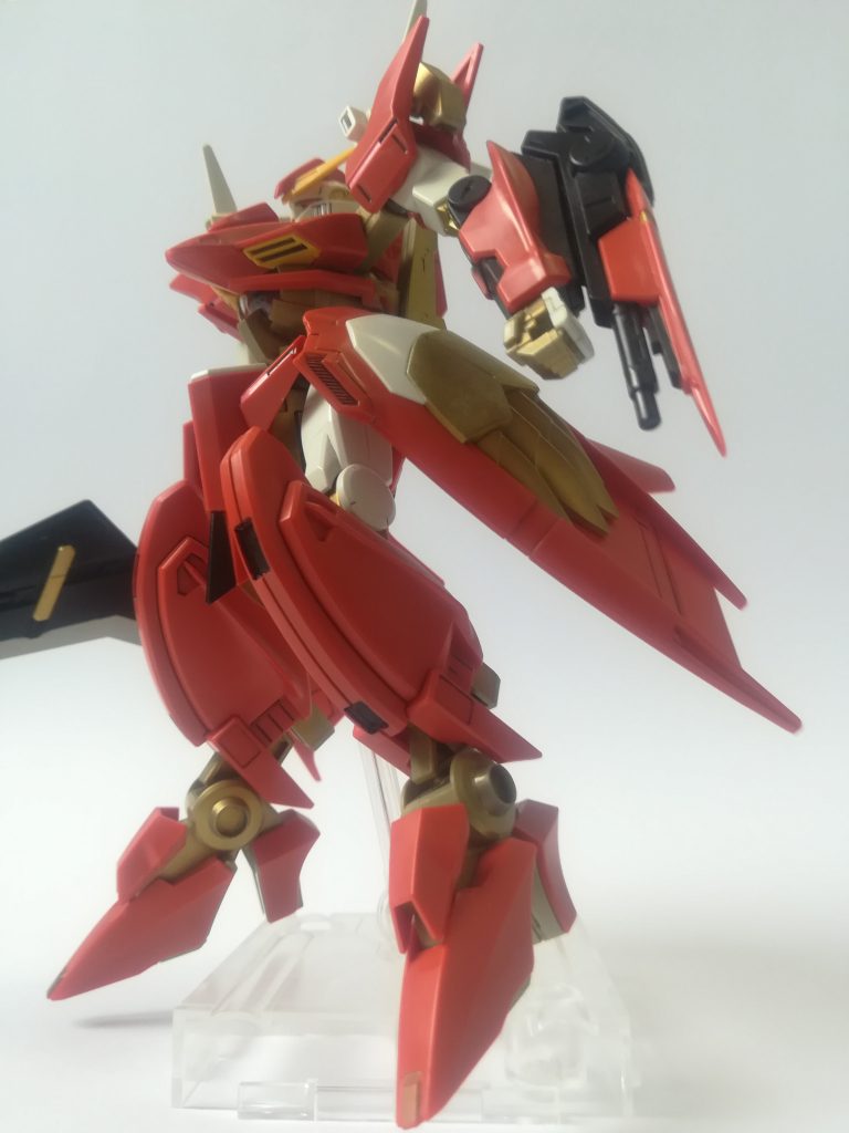 左腕にGNハンドガン。ファングはゴールドで。踝にディテールアップ。