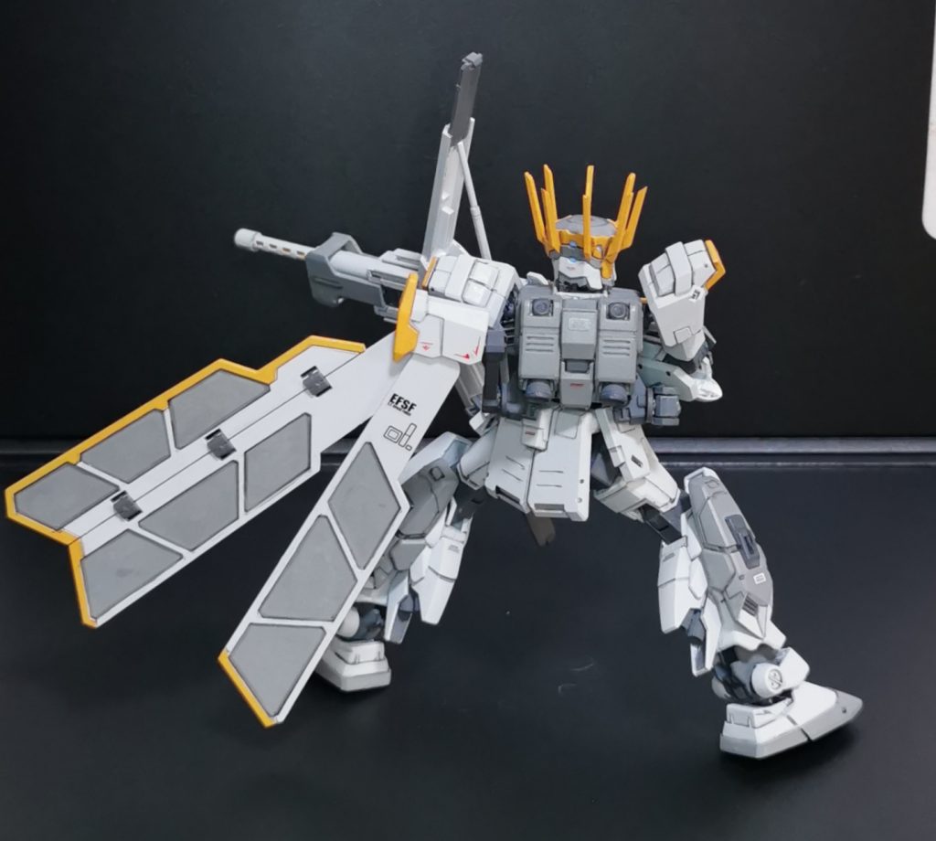 放熱板を展開すると風になびくマントっぽくなってカッコイイです!アストレイの肩デカールがピッタリフィットしましたw