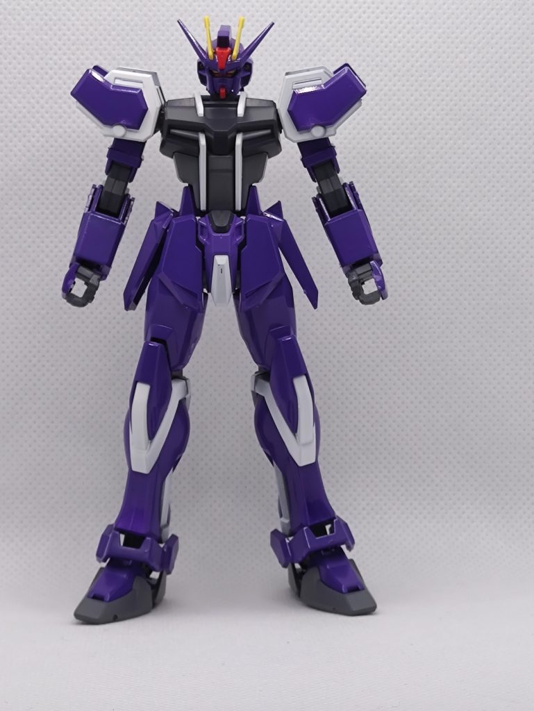 敵に奪われた2号機って紺色や紫になるイメージなので全体を紫にしつつ、胸のフレームとかなんかよくわからないものが目立ってると不気味かなということで白のままにしました。