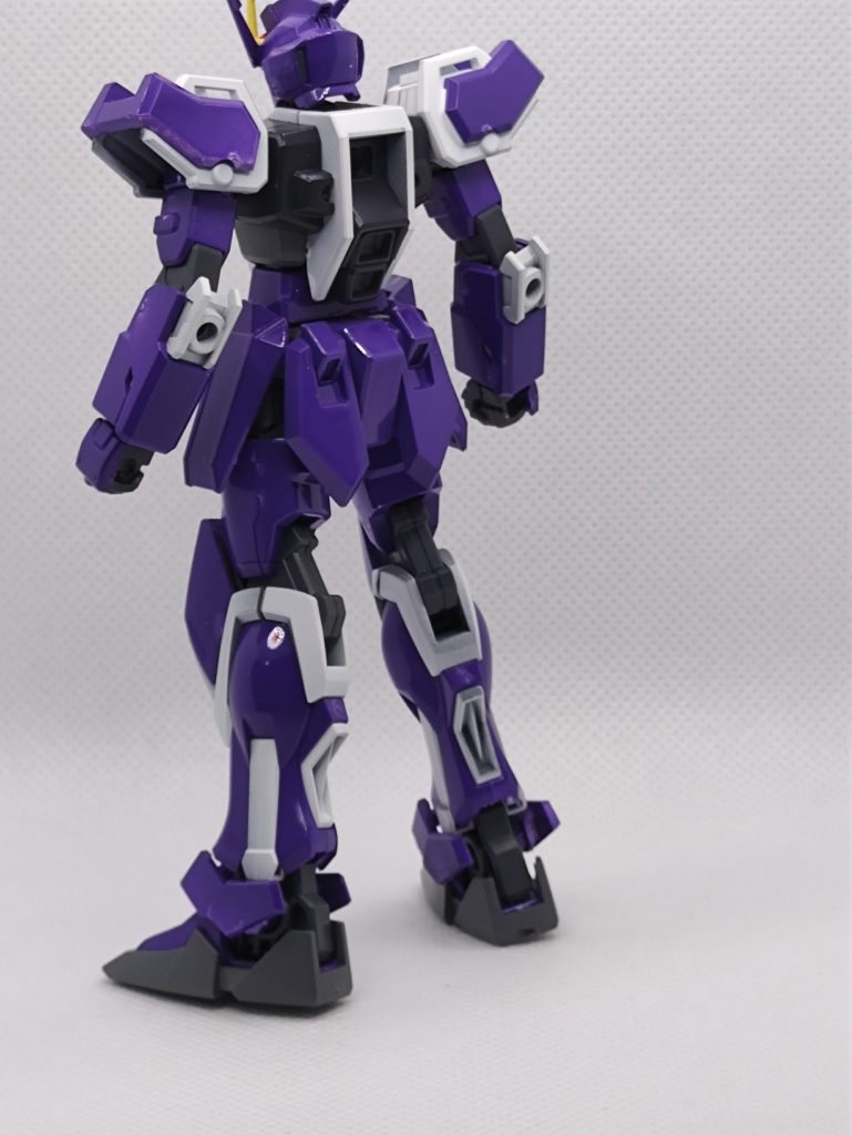 ランナーのまま缶スプレーして、ランナーから外してから同じ色のマーカーで塗るというお手軽塗装多少の粗は見逃して!(左足のふくらはぎの白い点は光の反射です)