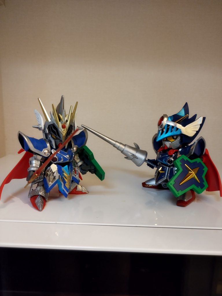 以前制作したナイトストライクガンダムと一緒に。似てると思ったけど並べると全然違いますね。