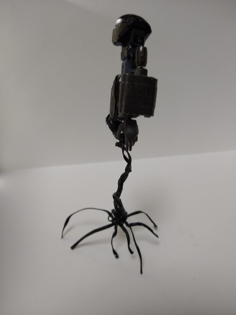 腕周りヴィートルーガンダムのミサイルベイを削り取った物を接着し、『月に触れる』の開閉ギミックを再現。ティルトローターパックのミサイルポッドの内部をくり抜き、プラ板で蓋をし、MSGのLEDソードBLUE Ver.を挿して、『呪い針』と『枢機へ還す光』を作成しました。元はガードフレームの手をそのまま使う予定でしたが、ヴィダールのオプション平手のボンドルド適性が高かったため、そちらに変更しました。『月に触れる』のエフェクトパーツはネット型とロープ型の2種類を自作。100均の滑り止めマットと針金、MSGのエフェクトパーツでネット型、針金を編んで束ねてロープ型にしました。