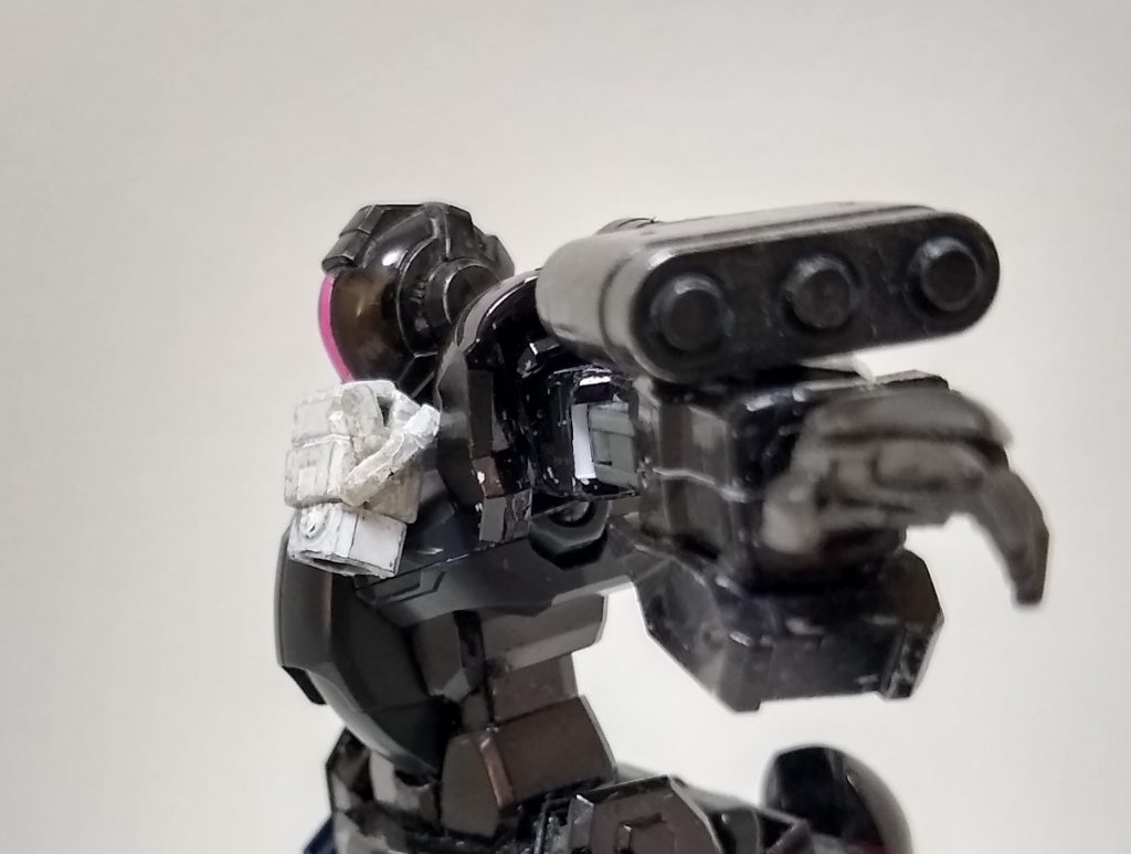 【3連装ニードルガン】腕部に増設されたニードルガン。着弾した箇所に微弱な電流を流し、操作系に一時的な不具合を起こさせる特殊な硬質の針、『呪い針(シェイカー)』を発射する。主に牽制用として使用される。