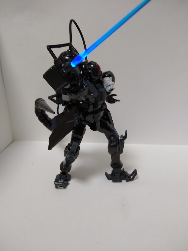 【枢機へ還す光(スパラグモス)】ニードルガンの後方に内蔵された、超高出力のビームサーベル。懐に飛び込んで来た相手へのカウンターであり、本機の最大の武器。この他、カートリッジ式の増槽と思われる大型のバックパック、先端にショットランサーを備えた尾が装備されている。