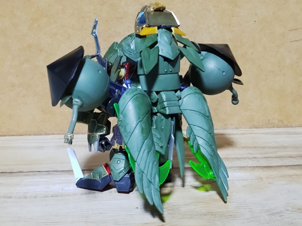 背中にはパートナーでもある天馬の国式カラクリ巨鳥『大駈麗(オークレー』が合体しており、これにより高い飛行能力を有している。また灯凰の護衛でもある二人の暴留、刀の使い手・『陽嵐(ヨウラン』と、小刀の使い手・『尾埜(ヴィーノ』を従えている。この二人は彼の弟分でもある。