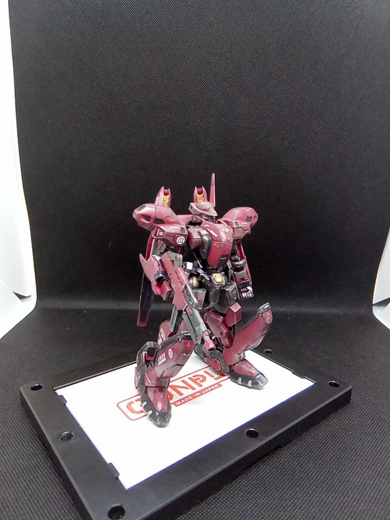 改造部頭部と肩部はパテで少し形状を修正胸部はサイズが合わなかった為 小型化&形状変更腰部分はフロントアーマーをオミット パテで改造太股部分が細すぎてバランスが悪かったため、パテで装甲を大型化してバランスをとりました。足首から下は小型化して 上から追加装甲を取り付け機体サイズに対して大型化してますが・・グライディングホイールで走行するにはちょうど良いサイズ・・っと言うことで