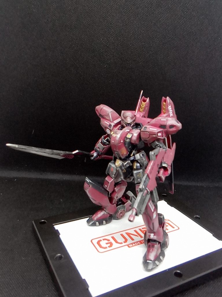 イオフレーム獅電をベースにジャンク品で持っていたエステバリスの装甲を移植 違和感なく仕上がったかな~という感じです♪武装ライフルは獅電の物を使用していますランサーはエステバリスの物を加工して使用 獅電の大型シールドが好きですが・・今回は似合わなかったので使用せずそのうち何かに使います。