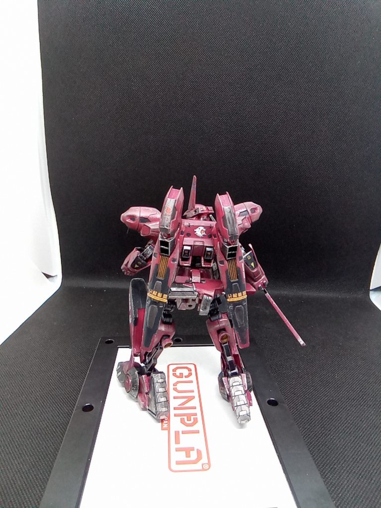 背部は獅電のバックパックをパテで大型化してバインダーブースターを接続脚部はパテで部品を作ってグライディングホイールを接続してます。後部スカートアーマーの武器ラッチは格好よかったのでそのまま使用