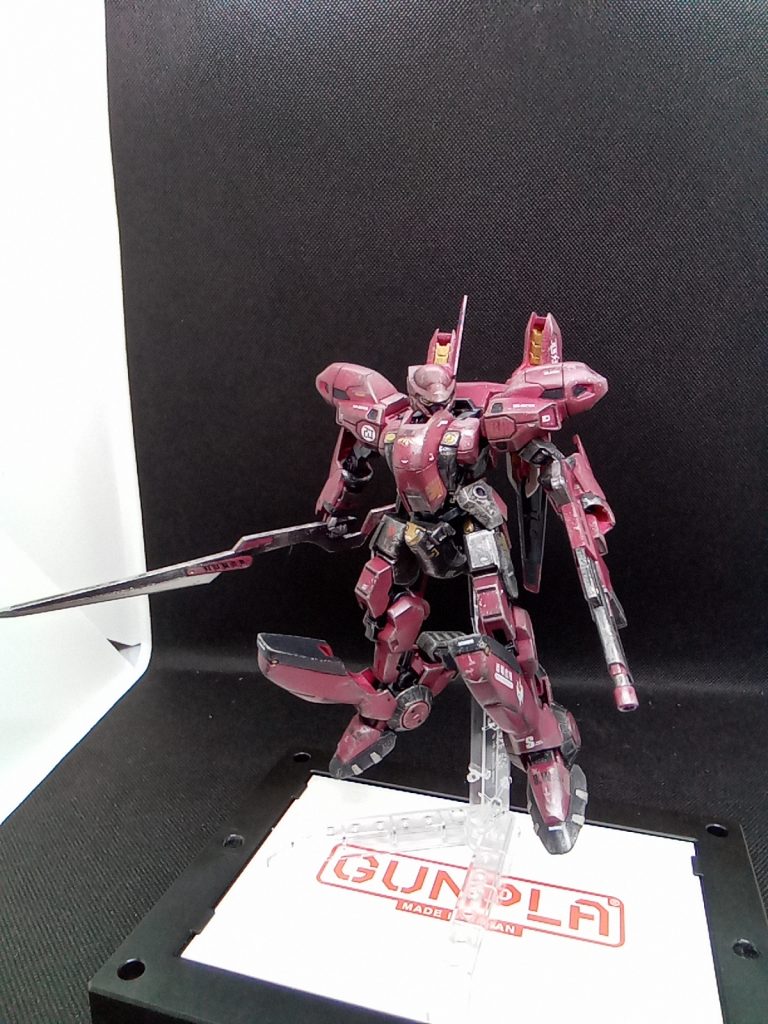 今回は徹底的にウェザリングを満喫♪腰部分を改造中 ディスプレイ用の接続穴がなくなってしまったので新規に増設しました