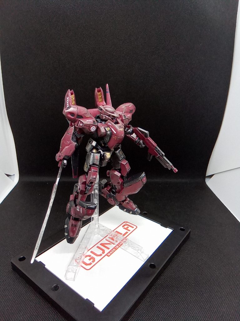 カラーはシャア専用レッド(サザビー用)水性塗料を使用しています黒色部分はティターンズブルー今回は銀色(スーパーチタン2)以外は水性塗料AQUEOUS を使用しています