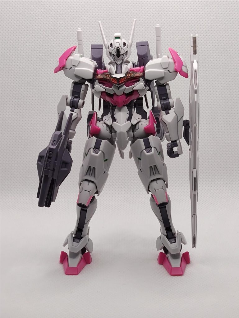 正面胸、肩が横に広いわりに縦に短くて、足が長く見える太もものライトグリーンと膝の蛍光ピンクは塗装です