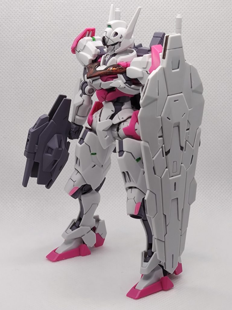 肩のライトグリーンも塗装ですネットで画像で見たときから思ってたけどシールドが薄い攻撃から守れるんだろうか…あとビームライフルがでかい割に短い。レシーバーガンというらしいです。