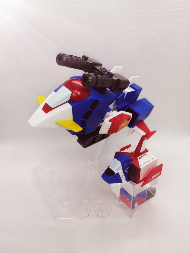 Gアーマー形態です。以前作ったコアファイターと並べてみました。本来キャノピー周りは黄色ですが、今回は戦国伝に寄せたので赤となっています。