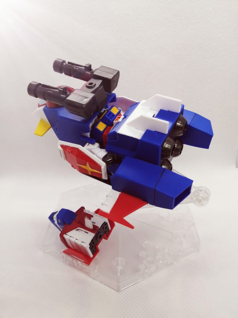 後ろ斜めから。このアングルだとAパーツとBパーツの間に、RX-78が格納されているのが良くわかりますね。本来Bパーツの上面は赤で塗装すべきですが、こちらも戦国伝に寄せたためホワイトとなっています。