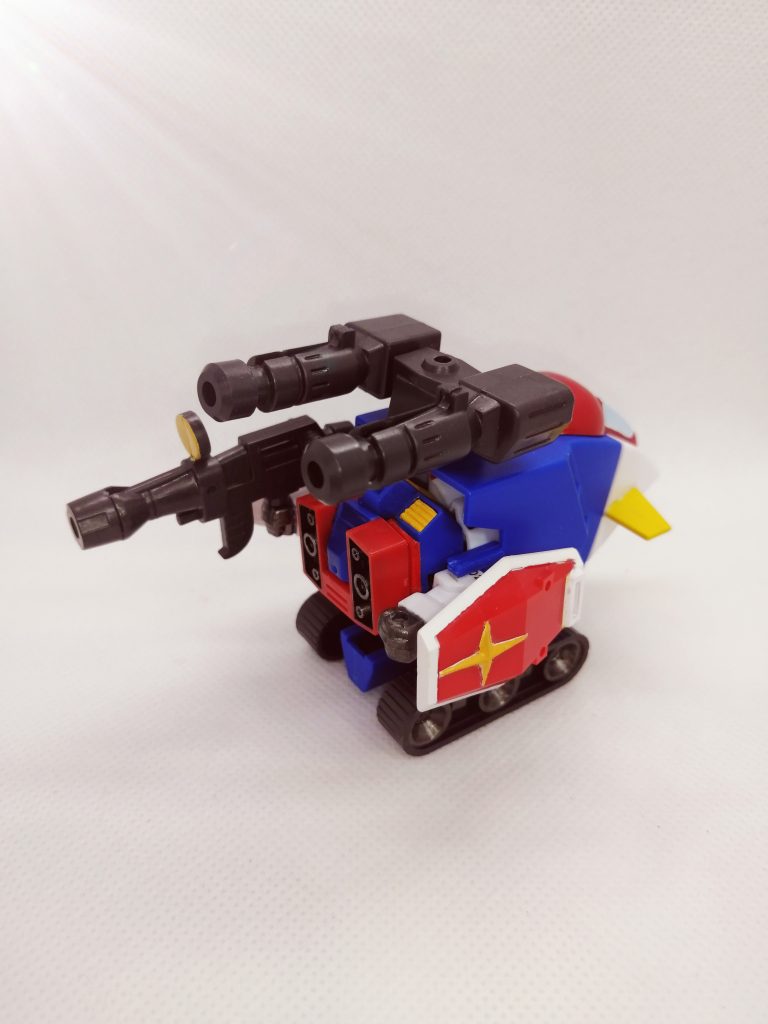 Gブル。こちらもSDならではのチマチマ感がかなりいい!コクピットの前方視認性を無視した、どう考えても進行方向逆としか思えないデザインですが、そこも含め最高にカッコイイです。