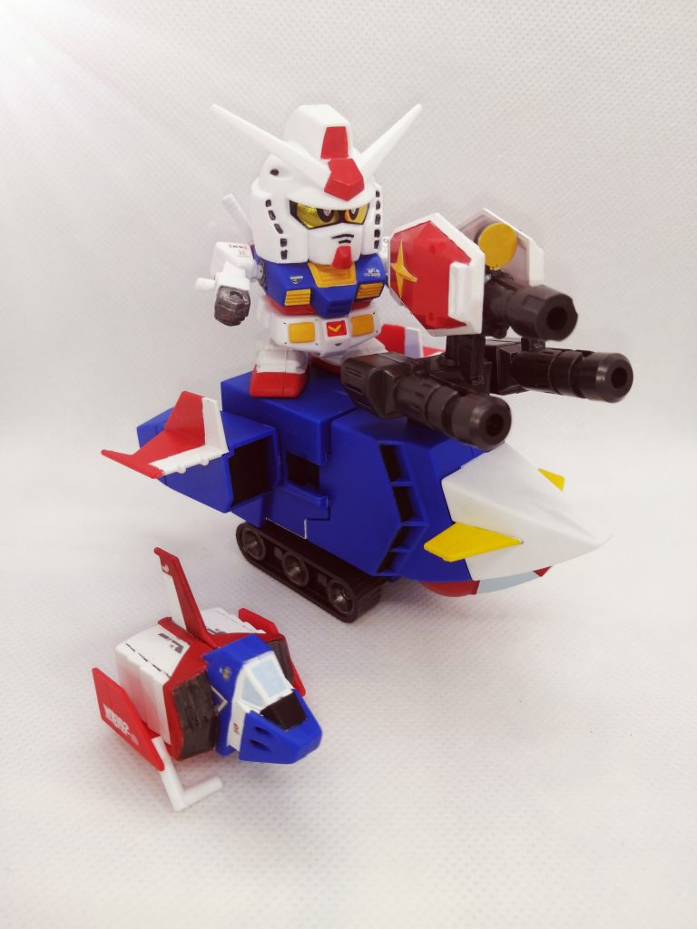 そしてGバスターと呼ばれるBB戦士オリジナル形態。2連装キャノン砲にビームライフルを接続した高火力形態なのでしょうが、コクピットが逆さになるという致命的な弱点があります。でもいい!それがいい!だって説明書にもSDガンダムはどう楽しんだって自由だ!て書いてますし。