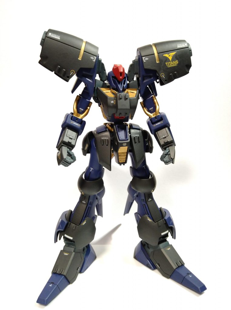 軽装モード。実はこれが一番カッコいい疑惑あり。頭部はギャプランベースにバイアラン・カスタム(以降バイカス)のパーツをミックス。肩は大胆にギャプランとバイカスのものを接着。首の横から生やしたので、頭部の横可動がゼロに(笑)腕はギャプランのものを少し延長。腰は3mmほど縦に延長。また、アーマーは両キットをミックス。脚はバイカス、足はギャプラン。