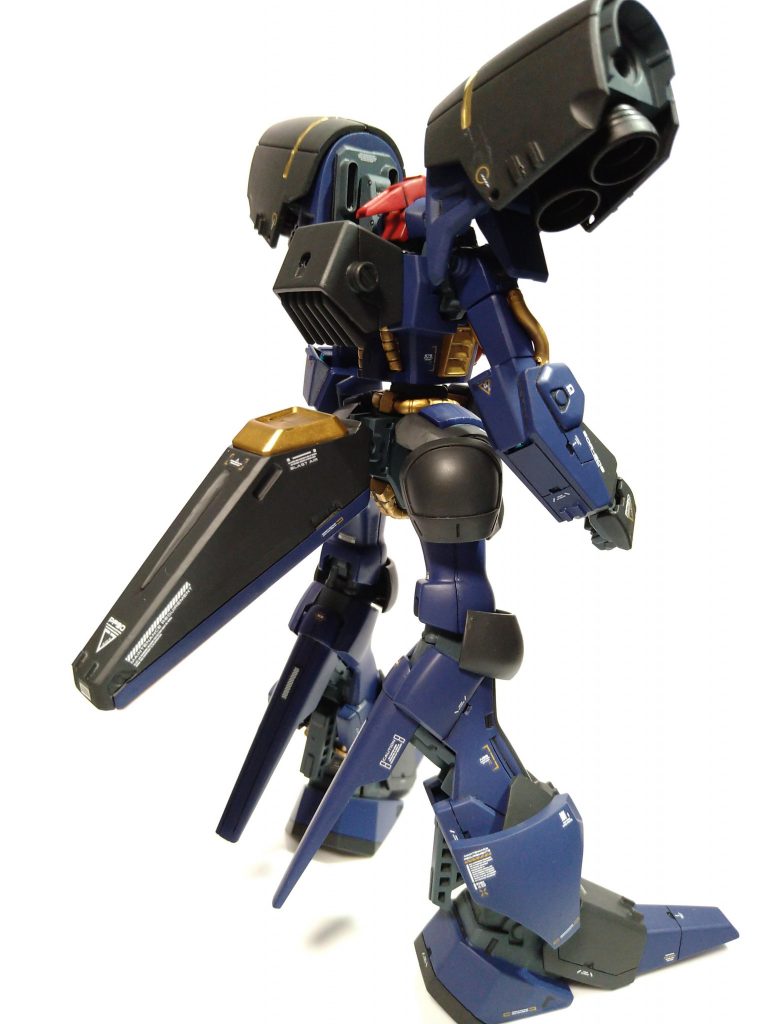 お尻にギャプランの背中パーツを接続。すごい機動力!このパーツと足首の可動のせいで、ぎりぎりの自立。