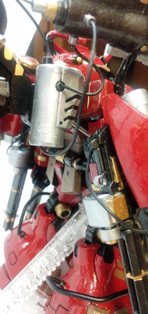 肩部ビームバズーカ照射も可能、その威力は戦艦を一撃で撃沈するほど。だがそのエネルギーの消費量から連射はできず、白兵戦には向かない、大多数の敵機や戦艦にたいして遠距離から砲撃することが有効である。これは塗装がなかなかいい感じにできたと思いたいですね。肩との接合部分がちょっと雑なんですが、結果的にはかっこよくできたと思いますね。満足っす。