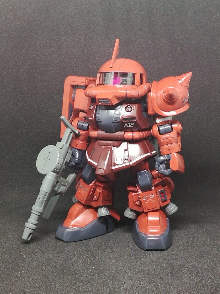 R型フロントビュー。大きな加工点は脚部とバックパックです。それぞれ、SDCSガンダムの脚部、SDCSシャア専用ザクのバックパックを素体にしてセミスクラッチしました。