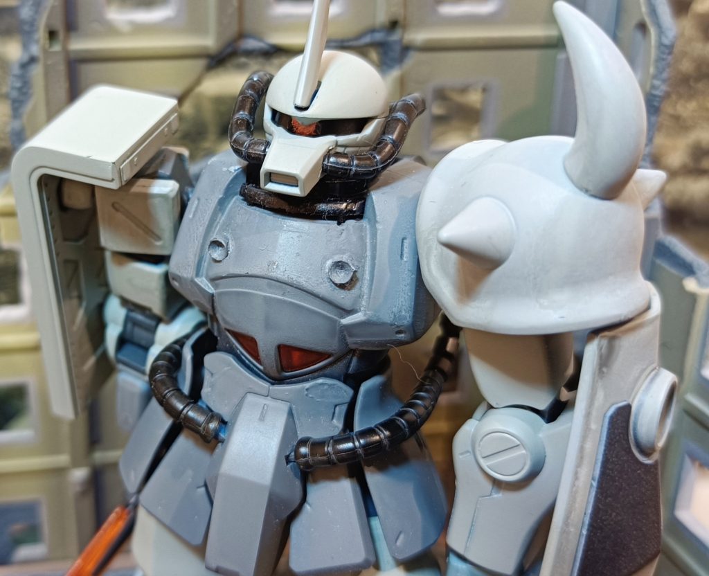 胸部装甲がオミットされた代わりに、ワイヤーネットランチャーを搭載している。そのため、ゲリラ戦法で敵を無力化し出来るだけ稼働できる状態で鹵獲する戦法や撤退時の足止めに使用されている。