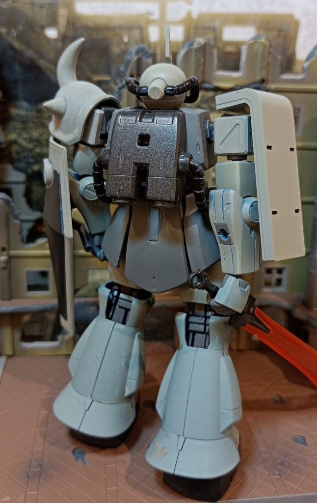 ガルマ・ザビの提言で旧式化した旧ザクやザクⅡA~F型と共に反地球連邦組織やゲリラ部隊に提供された。これによって、コロニー落としなどによりジオンへの評価は最低値にもかかわらず現地の支配地域の信頼を獲得し後のガルマ・ザビの人気と影響力を及ぼす要因となった。という妄想設定で作ってみました!