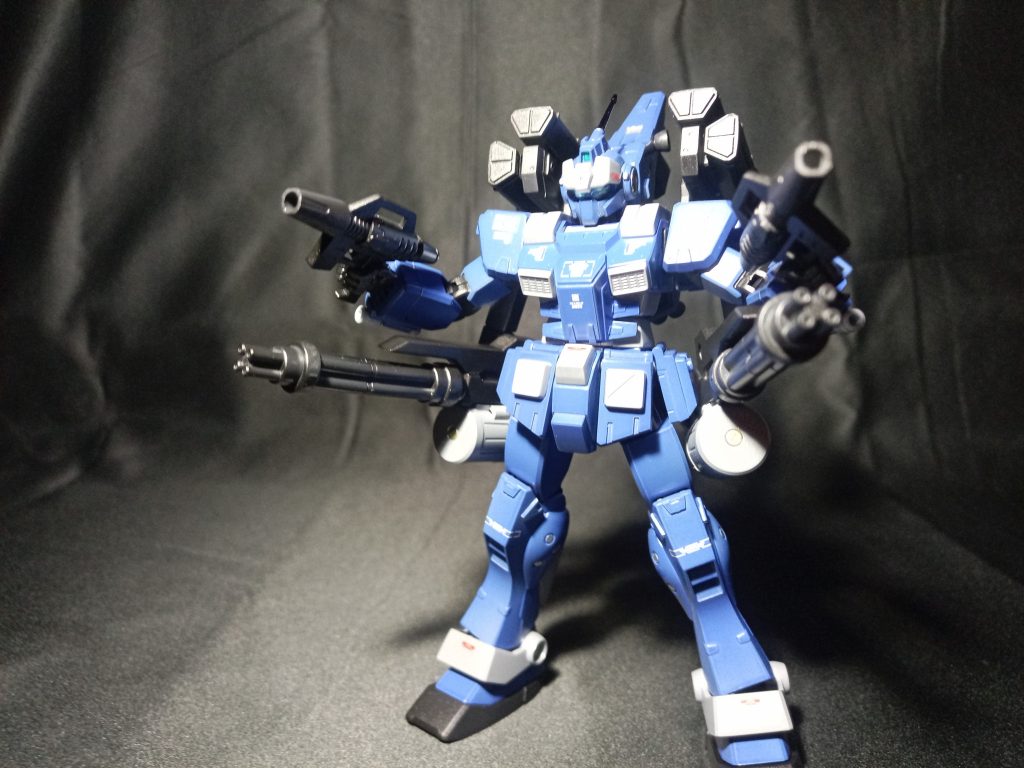 ガトリングガン展開。一年戦争の技術で懸架アームだけでガトリングガンを保持できるかというと………。。でもガトリングガン二丁は男の浪漫よね!!