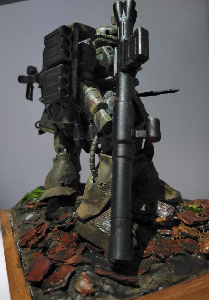 土台部分に発泡スチロールを敷き詰めその後紙粘土で整形。100均のインテリアパークやチップを小さくして木工用ボンドで接着。着色はタミヤアクリル、ウエザリングカラー、ウエザリングペーストを使用してます。