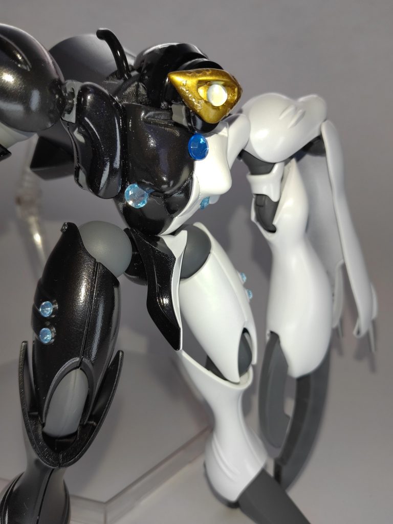 操縦はパイロットが脳波コントロールで行う、そのためコクピットは存在しないかすみ機に比べて明らかに高性能な機体に仕上がっているが、これはしずく璃奈がかすみは雑に扱ってこそ輝くという彼女らなりの弄りである……なおそれを聞いてかすみんはブチ切れ、ぐぬぬと唸りながらコッペパンを屠ったという