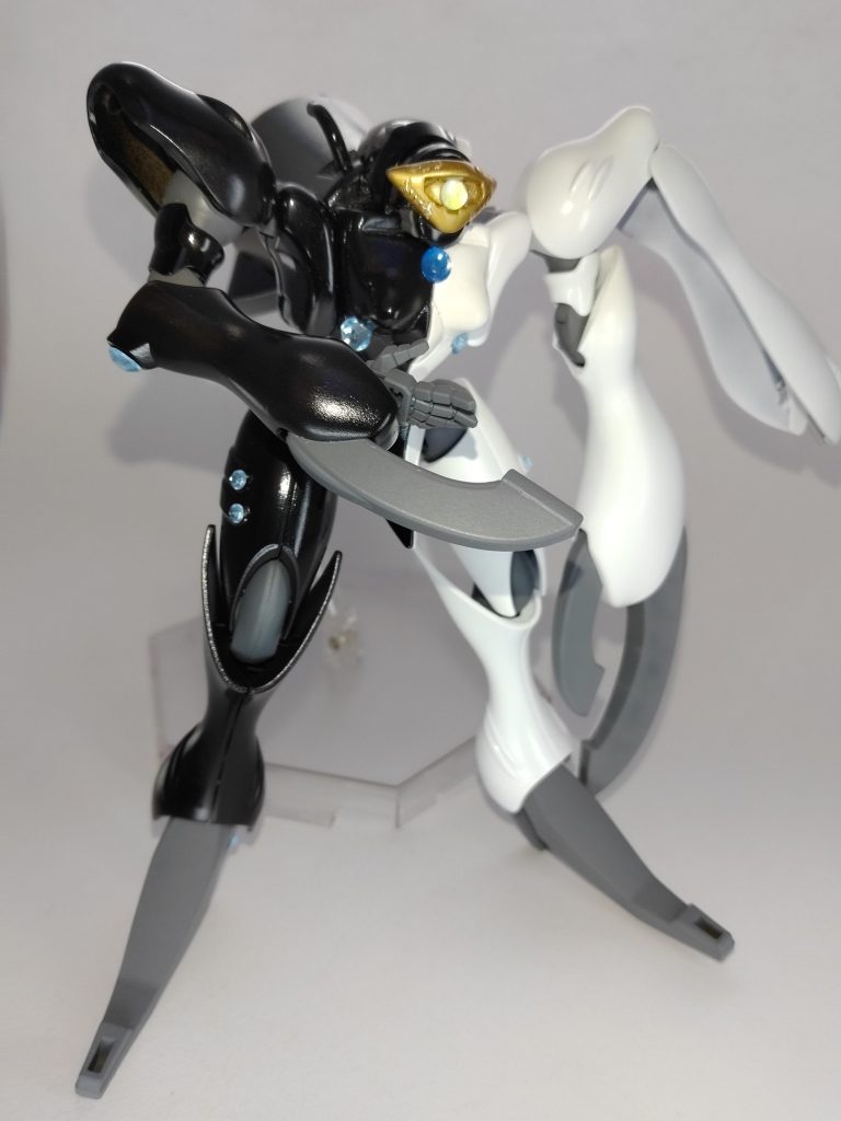 右側が通常手の理由はしずくは右利き（多分）だから（光と影のディキトゥスでは光の方が安かっゲフンゲフン！）平手はビルドハンズ