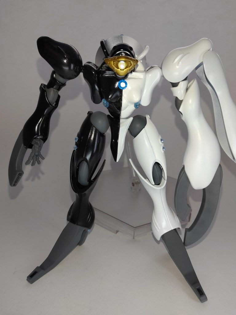 アニメ1期10話にて披露されたソリチュードレイン衣装がモチーフ（白、黒、グレー、水色）衣装のカラーリングに準じて黒白に変更