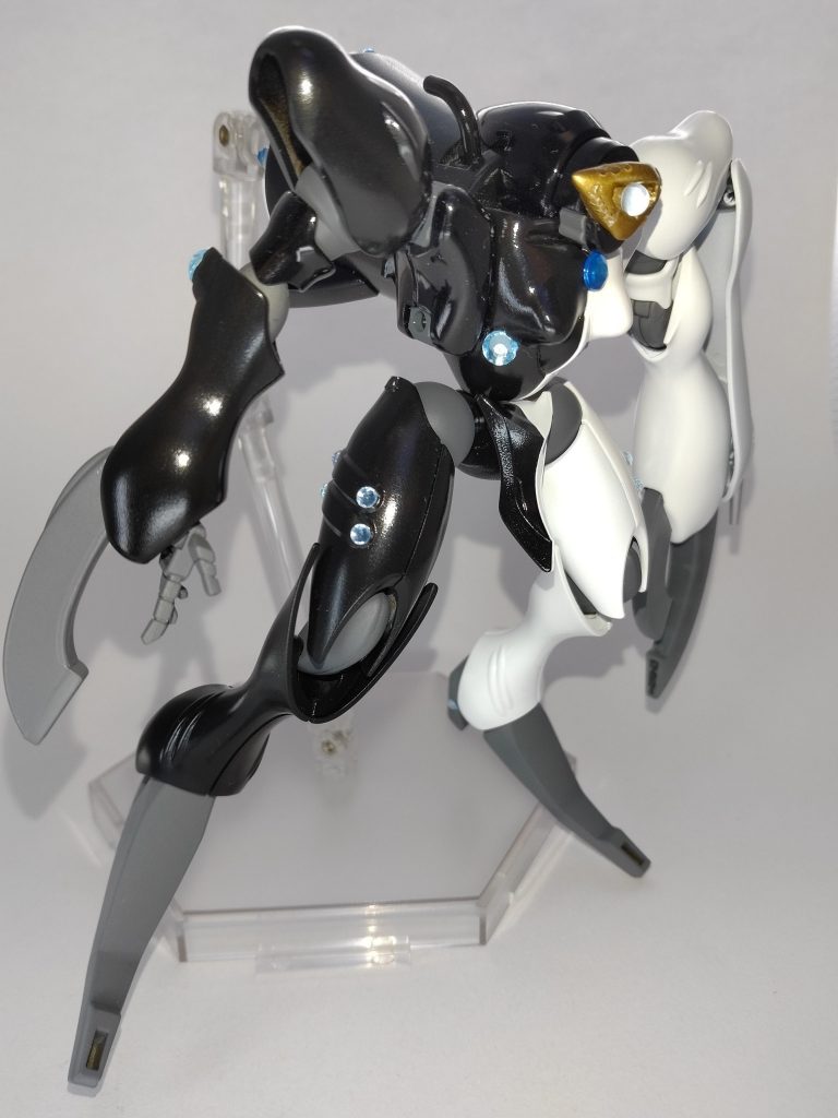 頭部は形状変更して中央に移動、顔は心覆っていた仮面ことペルソナマスク風後頭部とマスクはパテ、装飾はジュエルシール、モノアイはネイルジュエル