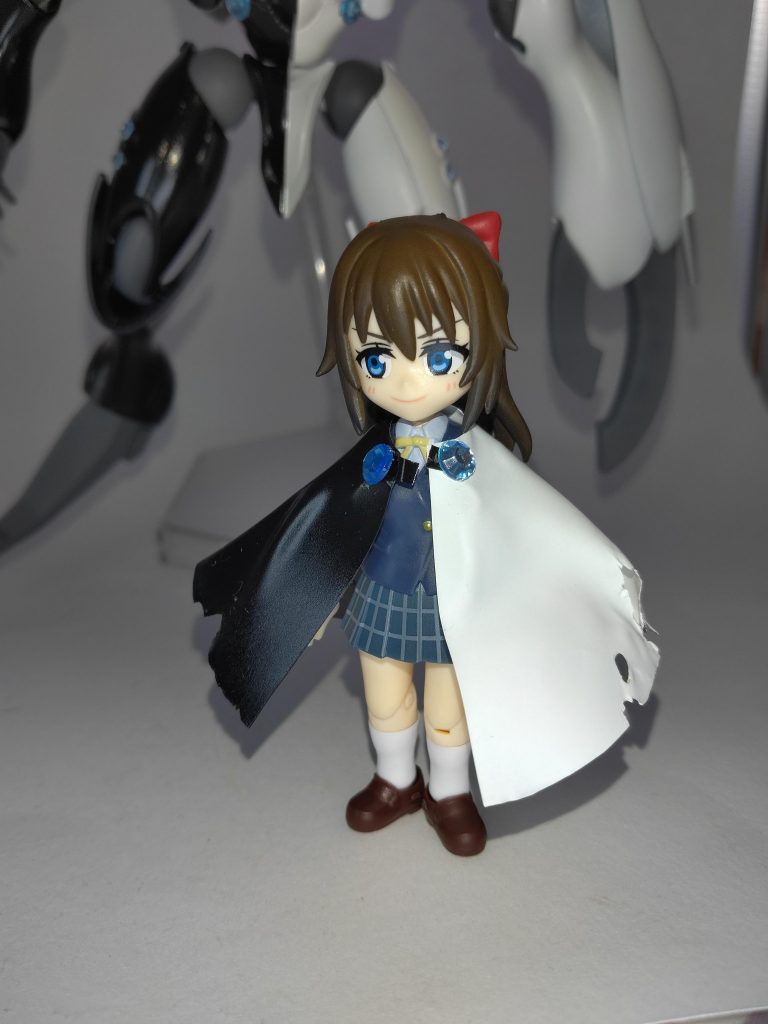 キャラ用モノクロマントマントはプラペーパー製、留め具はペーパーの切れ端とジュエルシール着ればあなたも立派な大女優