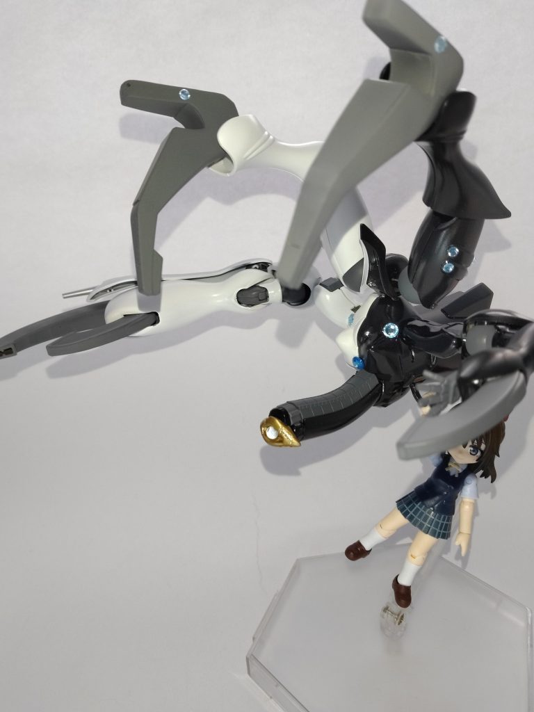 変形頭部が真ん中に移動したため左右対象手になります本心の見えないしずくを表しているかのような不気味さこの形態ではRフィールド（璃奈ちゃんフィールド）が発生可能となり、機体への攻撃は自動防御されるなお、背後にフィールドが張れないという弱点が存在するが璃奈曰く背後に回られる事は無いだろうから問題無い、むん！との事