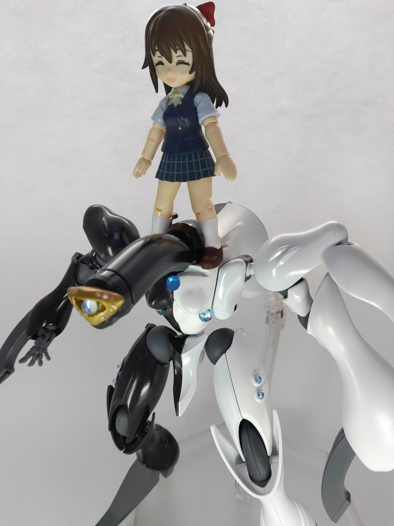 ディキトゥスの「左右に色が分かれている」「道化師ぽい」「顔に仮面」から「しず子ぽいな（？？）」的な謎のノリで考えついたモノですパッチリお目々で顔の出来が悪くて浮いているような気がしますが気にしない…むしろ不気味な雰囲気が出てていいのではないでしょうか艶あり塗料使ったからかパーツがツルツル滑って何回か落としまして、そのせいか小さいキズが出来てたりするのが残念…合わせ目消しが上手くいかなかった場所があったのですがジュエルシールで誤魔化しています拡大NG（強調）以上です、ありがとうございました※本編のしずくちゃんはちゃんと優しくていい子ですのでご安心下さい