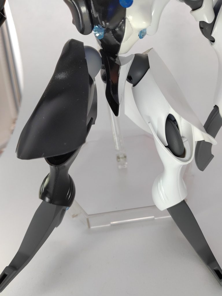 パテで女性らしい胸部装甲を作成ただの趣味です、形状はよく出来ましたがかなり雑スカート風の腰マントを作成、プラペーパー製太腿に磁石で付いています取り外し可