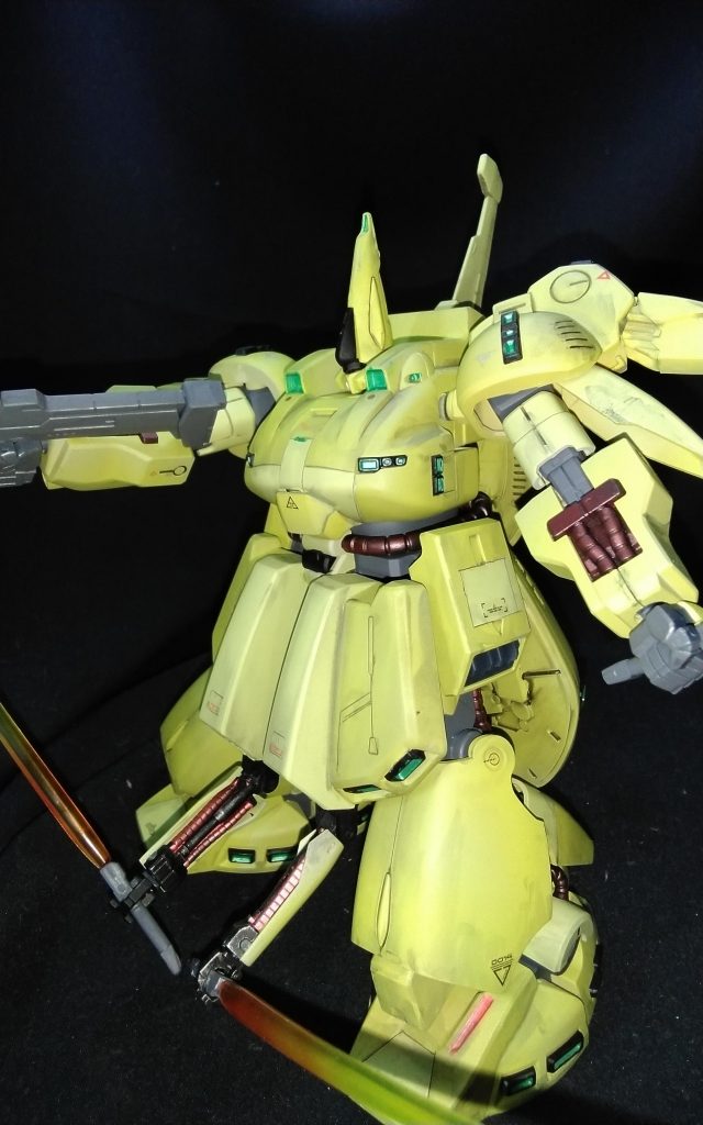 デカールは有り合わせ何で黒と赤がごちゃ混ぜ