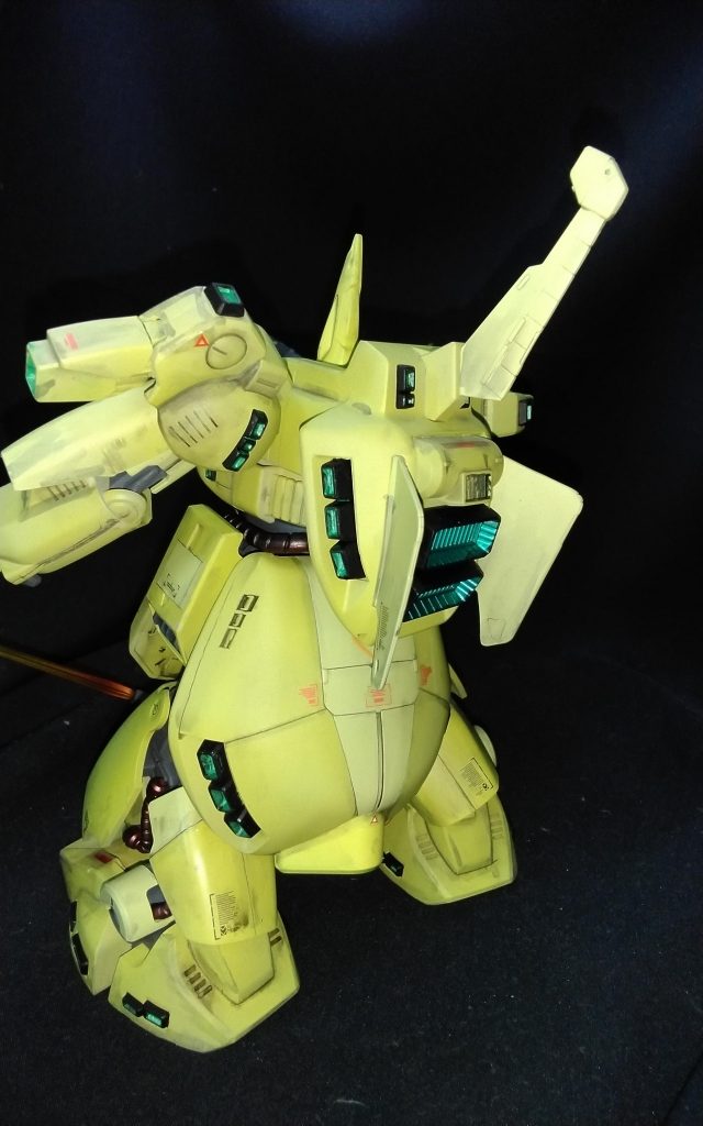 合わせ目消しした後ポリキャップ入ってないことに気づいて泣く泣く間接の一部をパテで固定ジオはほぼ稼働しない股関節だったからいいけど‥‥ 