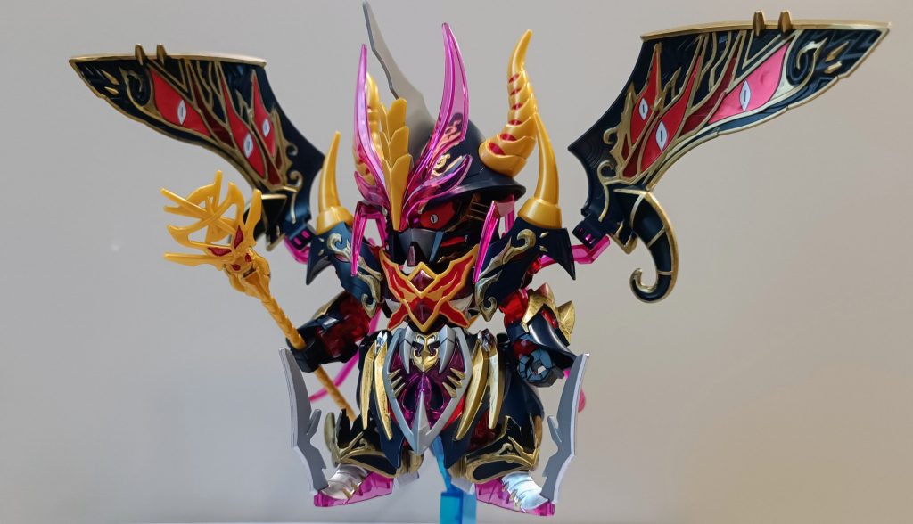 覚醒モードの全体像です。SDシリーズにあるまじきスケール感!マント開閉部分の目?はシールです。それ以外はガンマカゴールドがめちゃんこ頑張ってくれました。