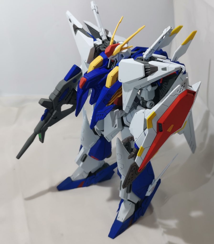 やったことは塗装の他に平手の肉抜き穴埋め、胸部のアンテナ？をつけないから出来る空洞を埋めました。一番は顔の移植です。初のパテなのでまぁまぁ荒いですがそれなりにうまくいったかと