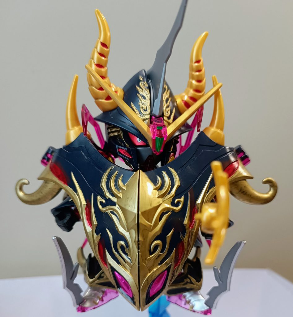 通常モードその①ガンマカの色ムラが激しいので何層か塗ってます。マントの下の赤いところはシールです。ガンダムマーカーで塗りましたが上手く発色してくれなかったので証拠隠滅しましたw全体的にトップコート光沢をふいています。一部のガンダムマーカーが溶解するので色味が変わってしまいました…