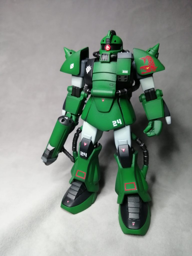 ROBOT魂 ver. A.N.I.M.E.シリーズでも発売されましたが、HGシリーズで発売されないため、HGザクⅡベースに作成してます ザクⅡから派生した兄弟機として流用部分も多いはずなので、横に並べた時に違和感がないようにバランスを調整しながら作成しました頭のアンテナ付け忘れて写真撮ってます…