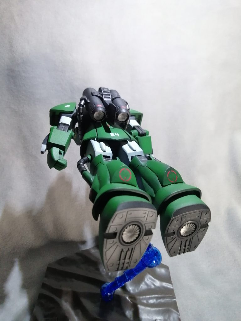 ランドセルの排水フィンをくりぬいてスクリュー風に改造してあります 足裏のブースター部にもスクリューを取り付け 水中用ザクは足の裏が特徴的なのですが、正面から見た際に3本のスリットが見えるように改造してあります ランドセルの上部に水中けん引移動用の折り畳みフックを付けていますが写真撮ってませんでした