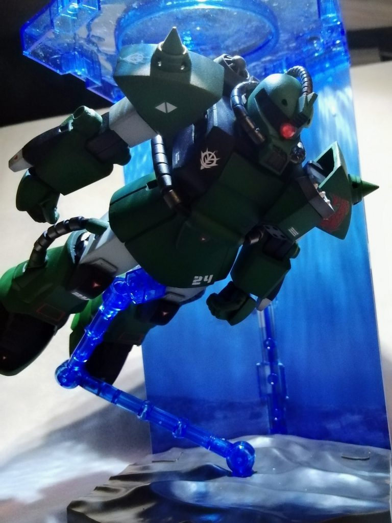 カスタマイズシーンベース(水中Ver.)がもう少し大きいといいのですが、水中用ザクはボックスアートのイメージもあって水中感が似合います