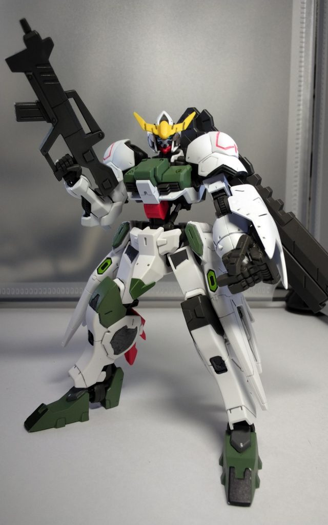 少ないパーツでカスタム感を出したかったので両足のパーツを左右入れ替え右膝をディープグリーンで塗りました。