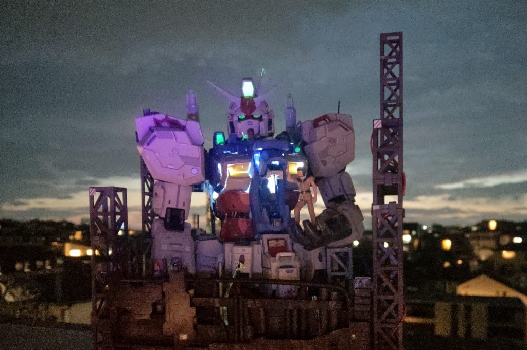 街中で建設中の新たな実物大ガンダム。ぽい写真。