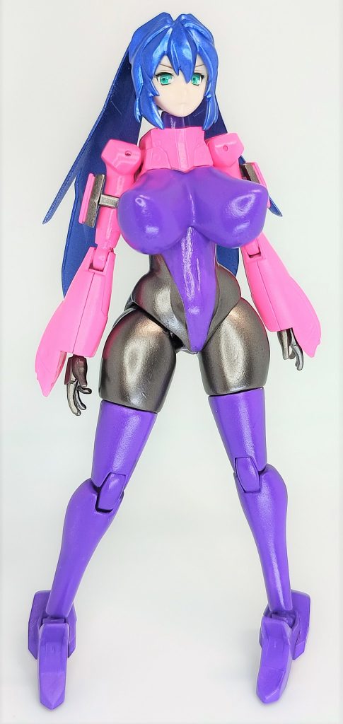 塗装はポスカやガンダムマーカーをガンダムマーカーエアブラシシステムを使って塗り(初使用)、その後ダイソーグロスバーニッシュをバッテリー補充液で１:１で割った物をイージーペインター(実際はソフト９９エアータッチ)で吹き付けましたが、表面のベタ付きが気になったので上からプレミアムトップコート光沢を吹き付けました。