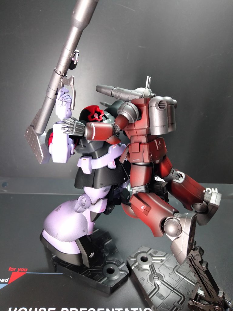 劇中ガンキャノンvsリックドムのシーンの再現です。これがしたくてはリックドムを大急ぎで作成しました。改めて劇中シーンを確認するとリックドムのバズーカは左手持ちでした・・・。左手の武器持ち手は無いので仕方なくそれっぽい物を再現しました。