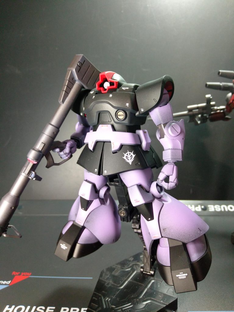 相変わらず紫部分のみグラデーション塗装。今回紫色の隠蔽力が強くガンキャノンの赤色みたいにリアルカラー仕上げになりませんでした。スカート部分の黒色はグラデーション仕上げがどのようにしたらいいのか分からずベタ塗り仕上げです。ボディ部分はグレーに黒鉄色を塗ってみましたが、全く分かりません。