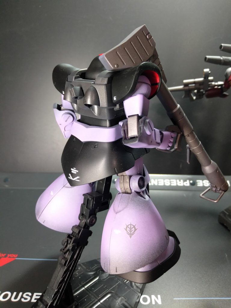 ヒートソードは既に行方不明でした。撮影後に気づきましたが、バーニア入れ忘れています。膝間接が挟み込みの為、合わせ目消しは即諦めジャイアントバズのみ行いました。モノアイとバズーカのセンサーはいつもの100均デコシールです。